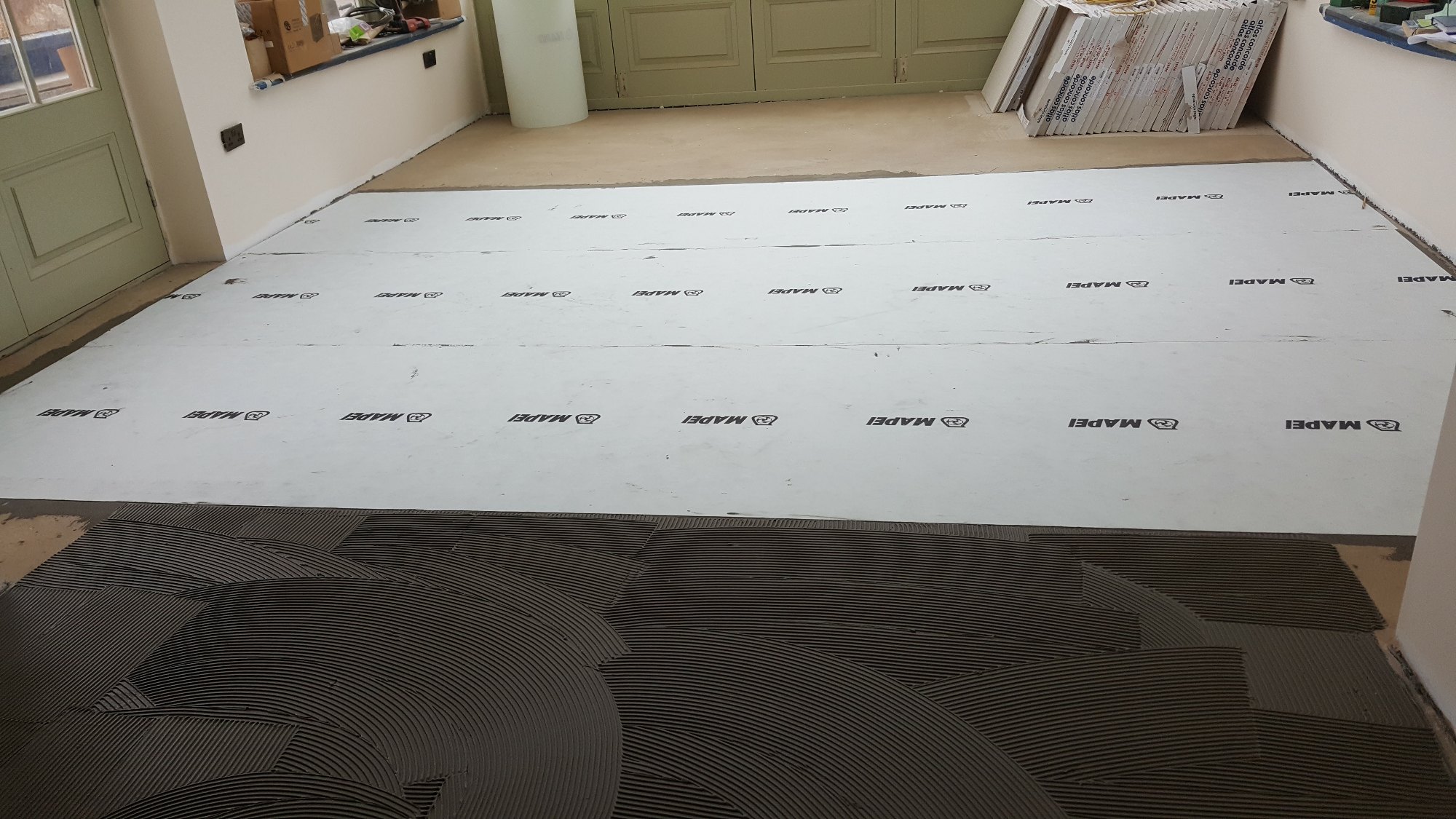 The membrane was carefully laid over the prepared floor, creating a stable base and helping to protect the tiles from movement and cracking.
