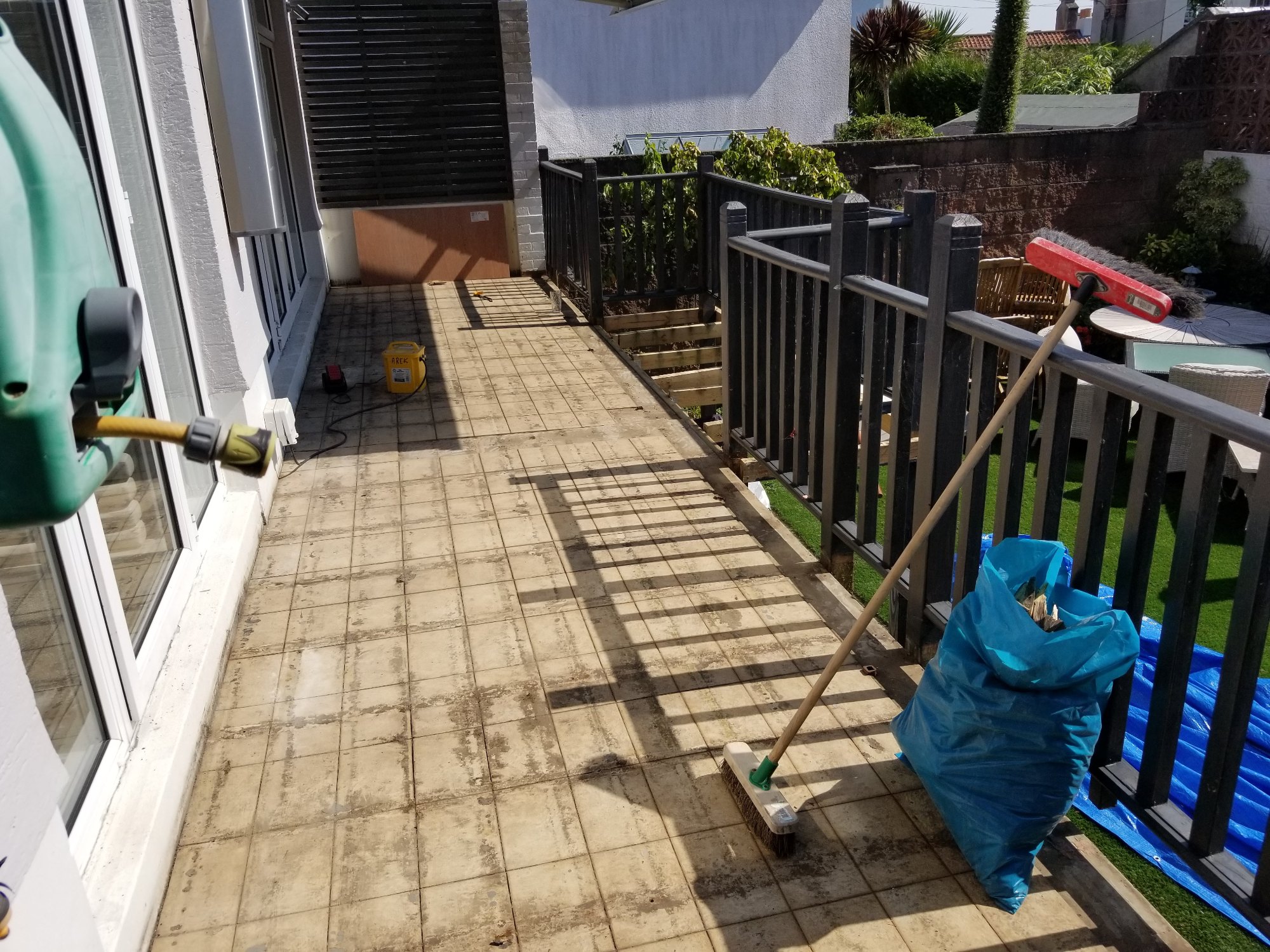 Terrasse dégagée
Les anciennes lames ont été entièrement retirées, laissant une base propre, prête à accueillir la nouvelle structure porteuse.