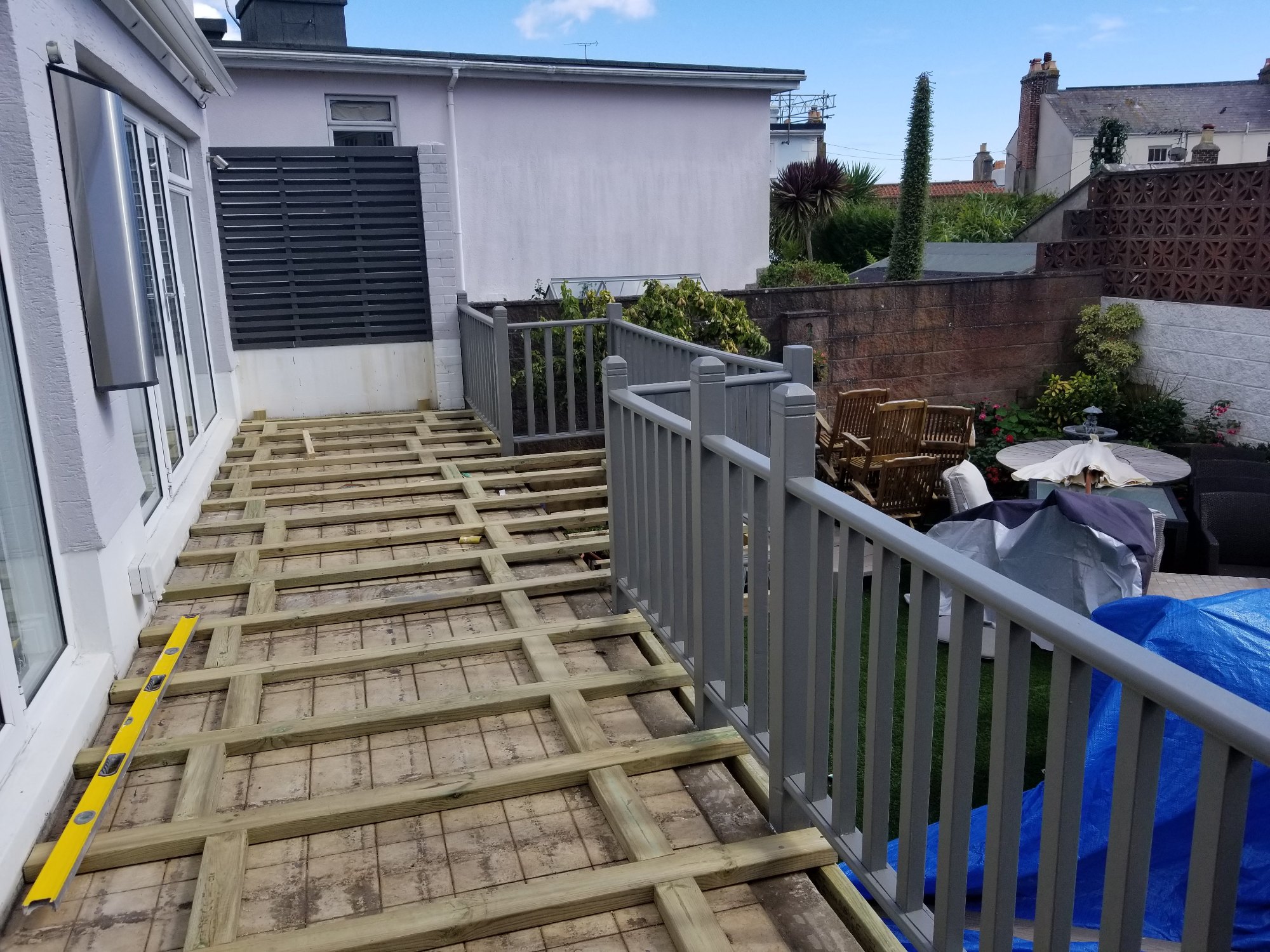 Balustrade in the final colour After sanding, treatment and priming, the balustrade was painted in the selected grey finish